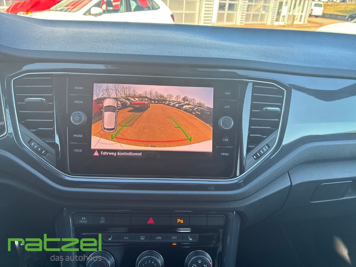 Fahrzeugabbildung Volkswagen T-Roc 1.5 TSI DSG R-Line RFK Navi AHK abnehmbar