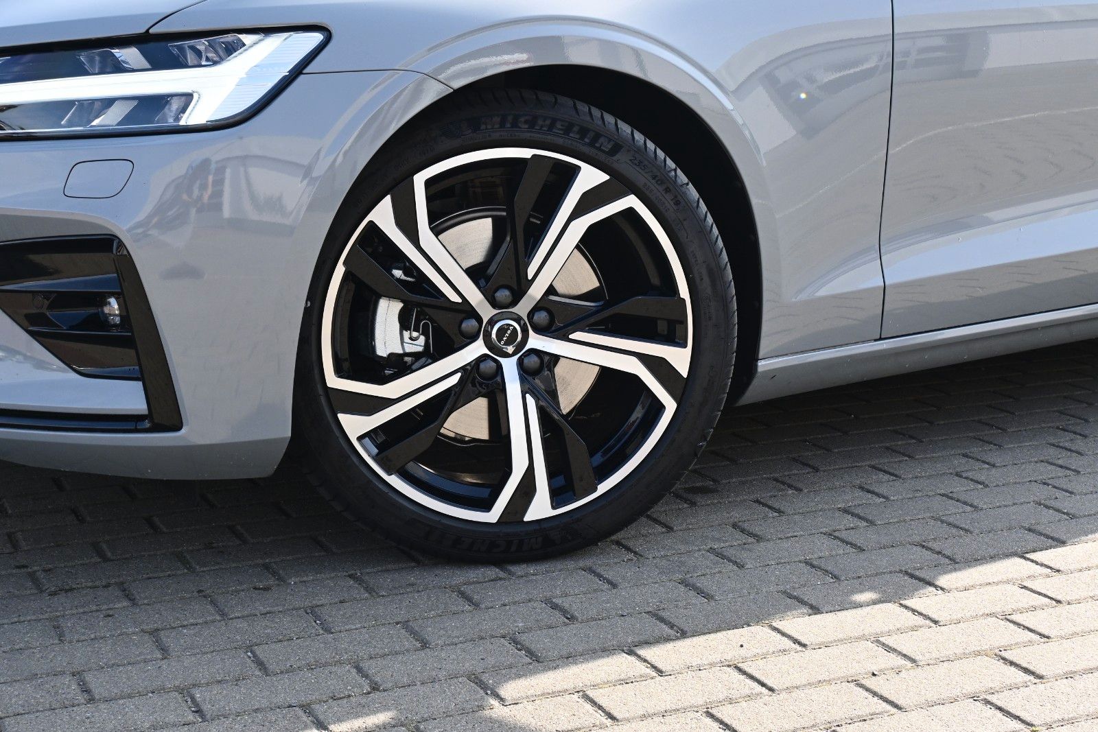 Fahrzeugabbildung Volvo V60 B4 D Auto Plus Dark*RFK*STDHZG*PANO*ACC