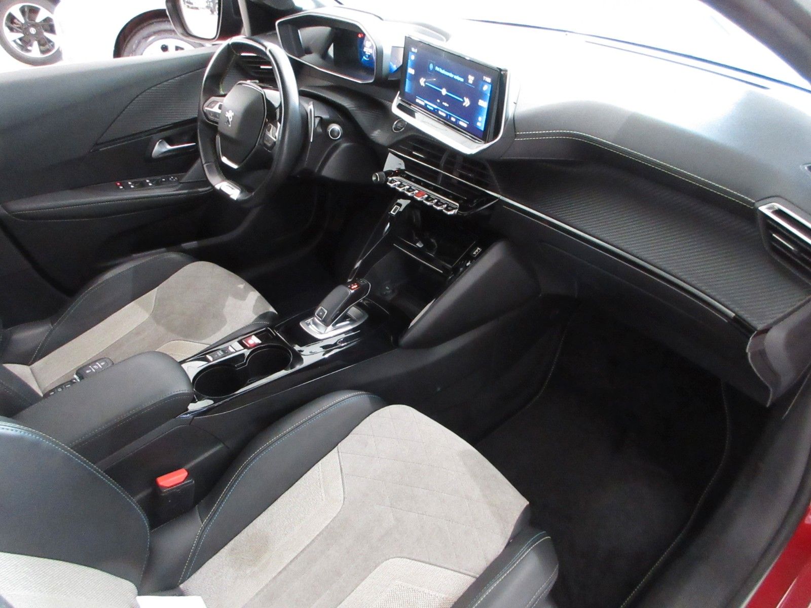 Fahrzeugabbildung Peugeot 208 GT Pack LED/NAVI/SHZ/PANO/HEADUP/PDC/17"