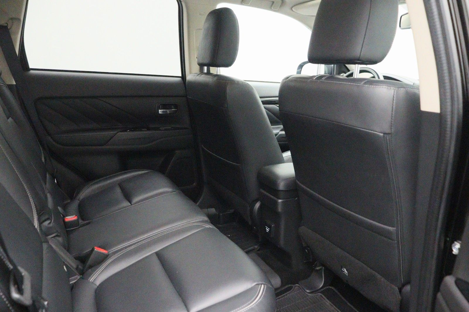 Fahrzeugabbildung Mitsubishi Outlander PHEV TOP 2.0 Fahrassistenz-Paket 4WD