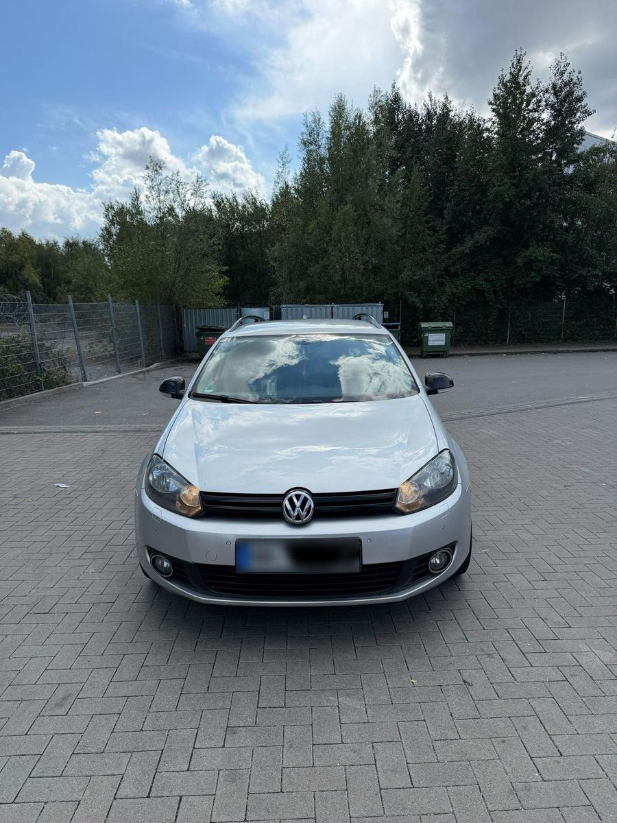 Volkswagen Golf 2012 — rear view
