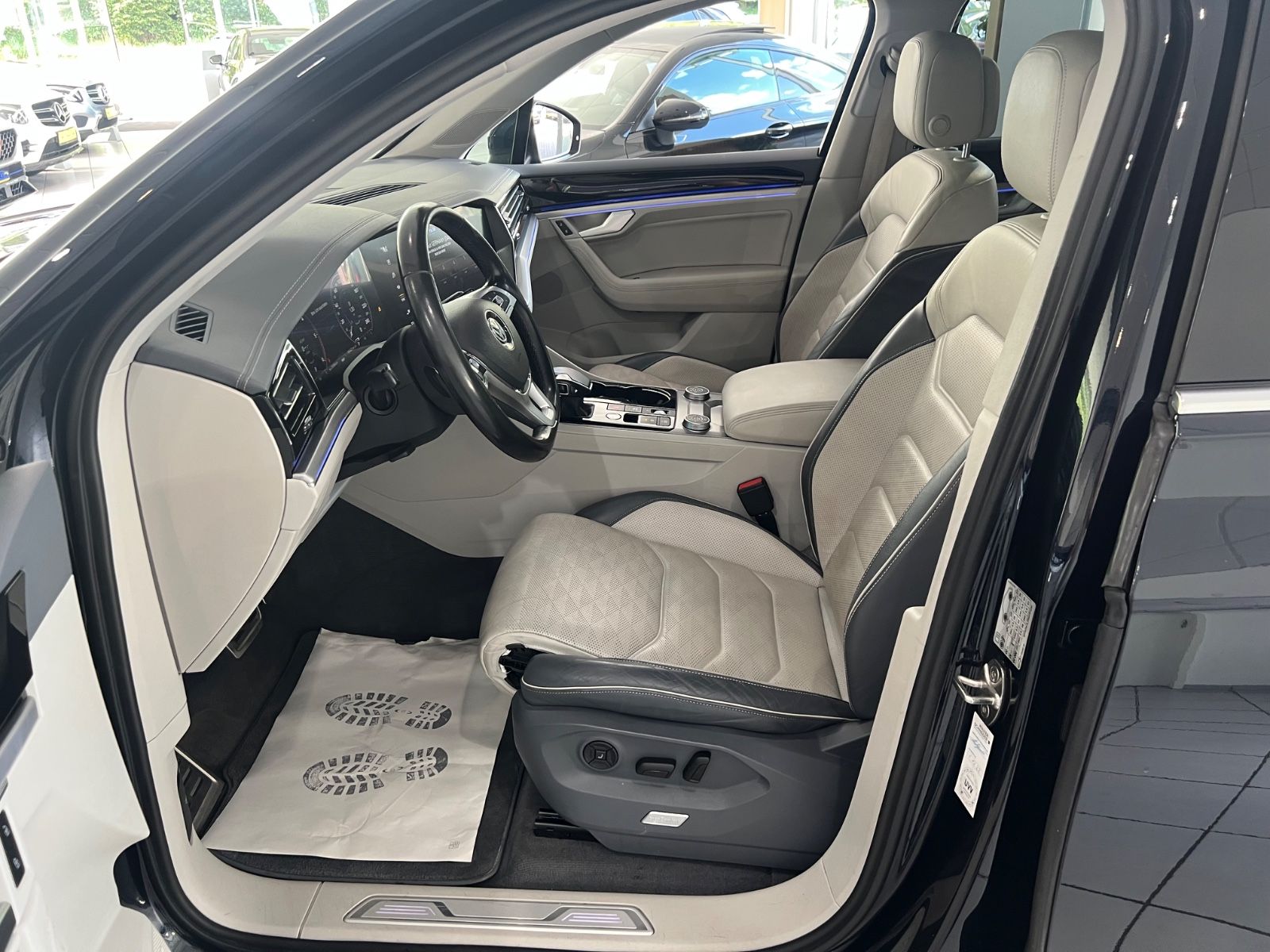 Fahrzeugabbildung Volkswagen Touareg 4.0 V8 Elegance 4Motion R line