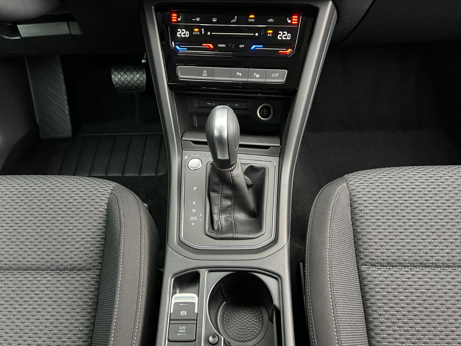 Fahrzeugabbildung Volkswagen Touran Comfortline 1.5 TSI DSG *LED, AHK, 7 Sitz