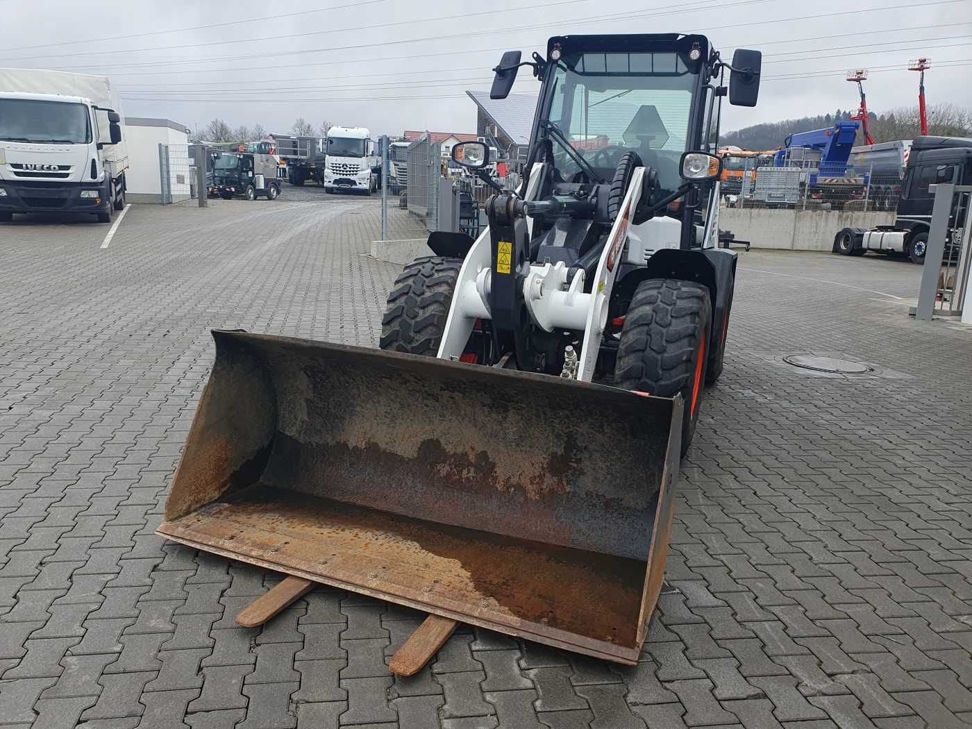 Fahrzeugabbildung Bobcat L75 / Palettengabel & Schaufel / nur 163h!