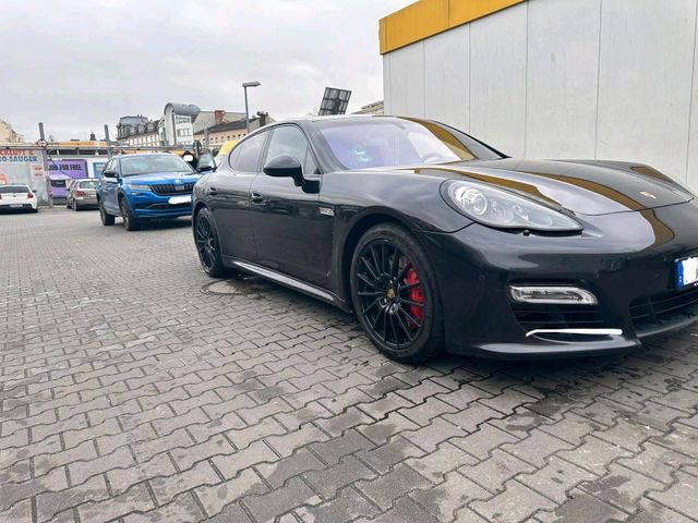 Porsche Panamera *GTS*