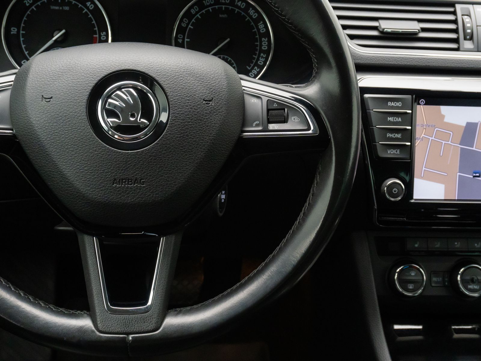 Fahrzeugabbildung SKODA Superb Style BiXenon PDC Navi Touch FernlichtAss