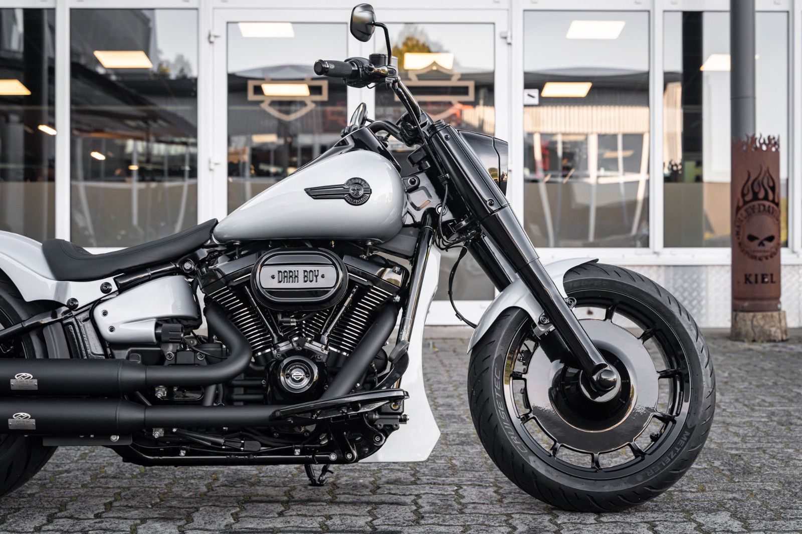 Fahrzeugabbildung Harley-Davidson SILVER DARK FAT BOY FLFBS 114 MY24 - JEKILL&HYDE