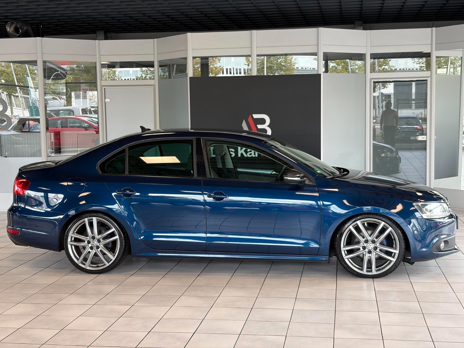 Volkswagen Jetta VI 2.0 TDI Highline · Apple CarPlay·Leder