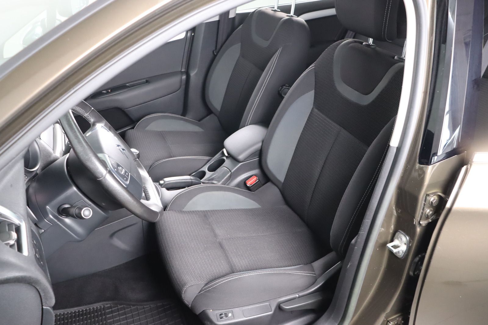 Fahrzeugabbildung Citroën C4 1.6 * HU 03.2028 * Selection