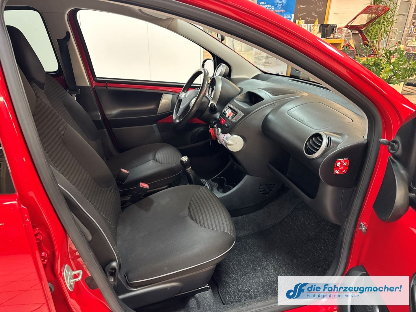 Fahrzeugabbildung Peugeot 107 Active GA Privacyverglasung teilb.Rücksb Led