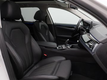 Fahrzeugabbildung BMW 520d SportLine Kamera Panorama HUD H/K AHK LED