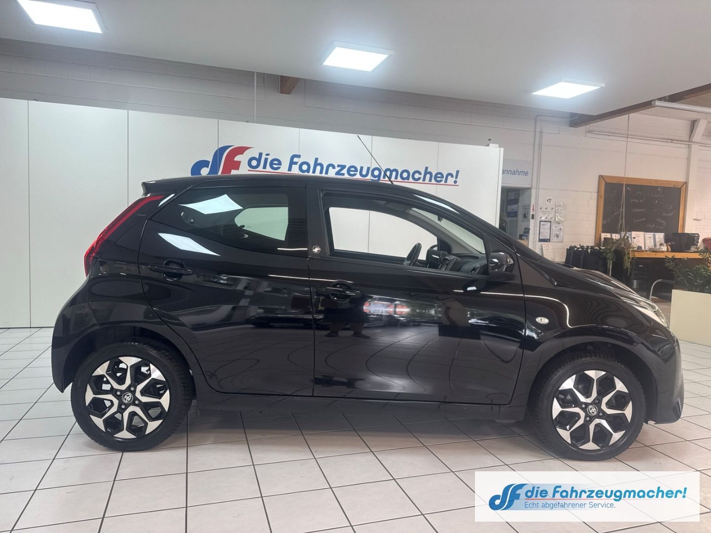 Fahrzeugabbildung Toyota Aygo X-Play Team D 1.0 EU6d Apple CarPlay Androi