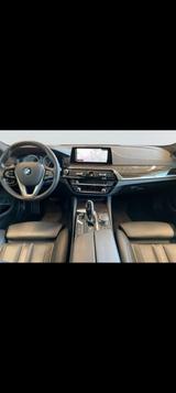 BMW 520d Touring A x Drive  - silberne BMW 520