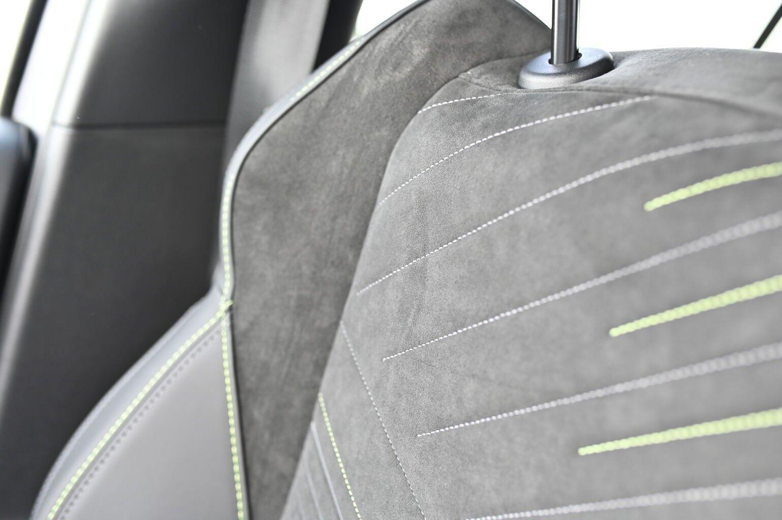 Peugeot 2008 GT Hybrid 145 e-DSC6 Alcantara-Paket*Grip
