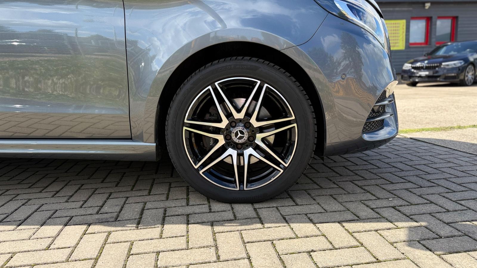 Mercedes-Benz V 300d lang AMG Line Pano Burmester AHK Distroni