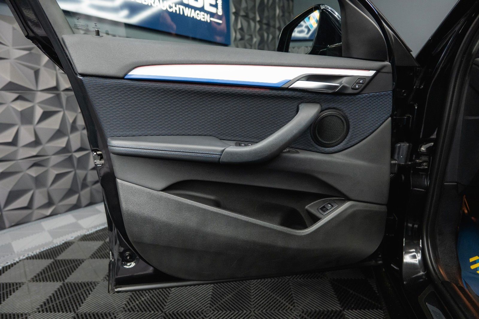 Fahrzeugabbildung BMW X2 sDrive 18i M Sport Automatik *Alcantara*LED*