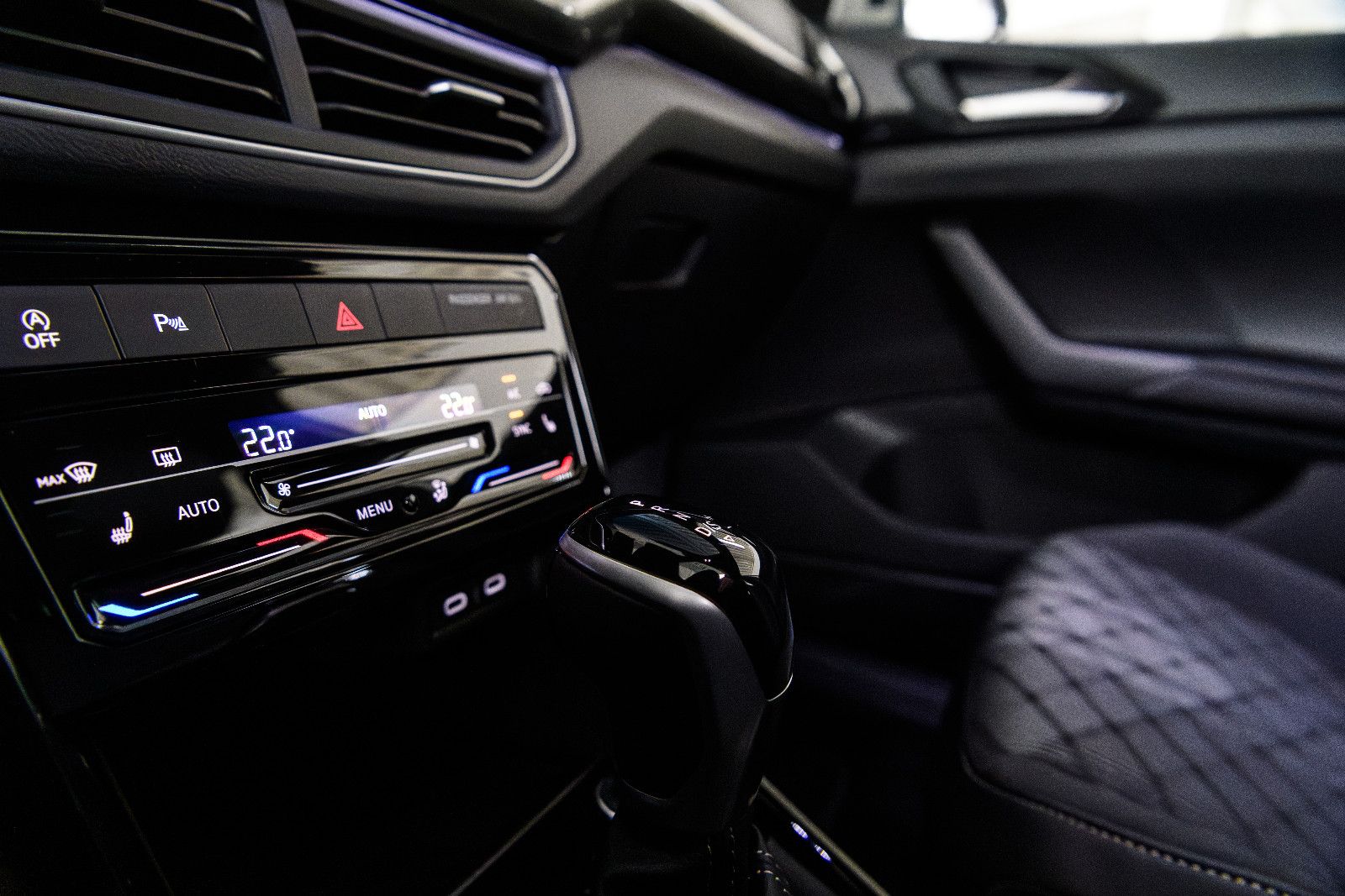 Fahrzeugabbildung Volkswagen T-Cross 1.0 TSI R-Line+DSG+Kamera+AHK+GJ-Reifen