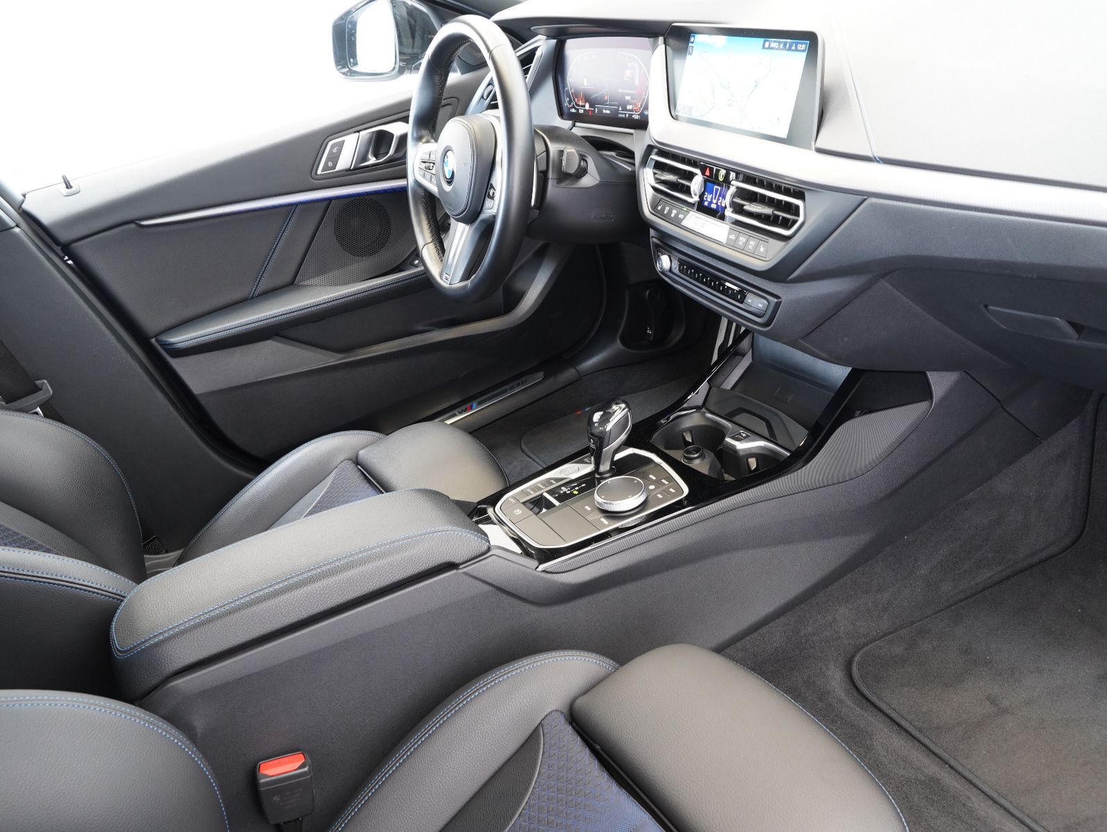 Fahrzeugabbildung BMW 120 i M SPORT SHADOW/HIFI/LIVE-COCKPIT/CARPLAY