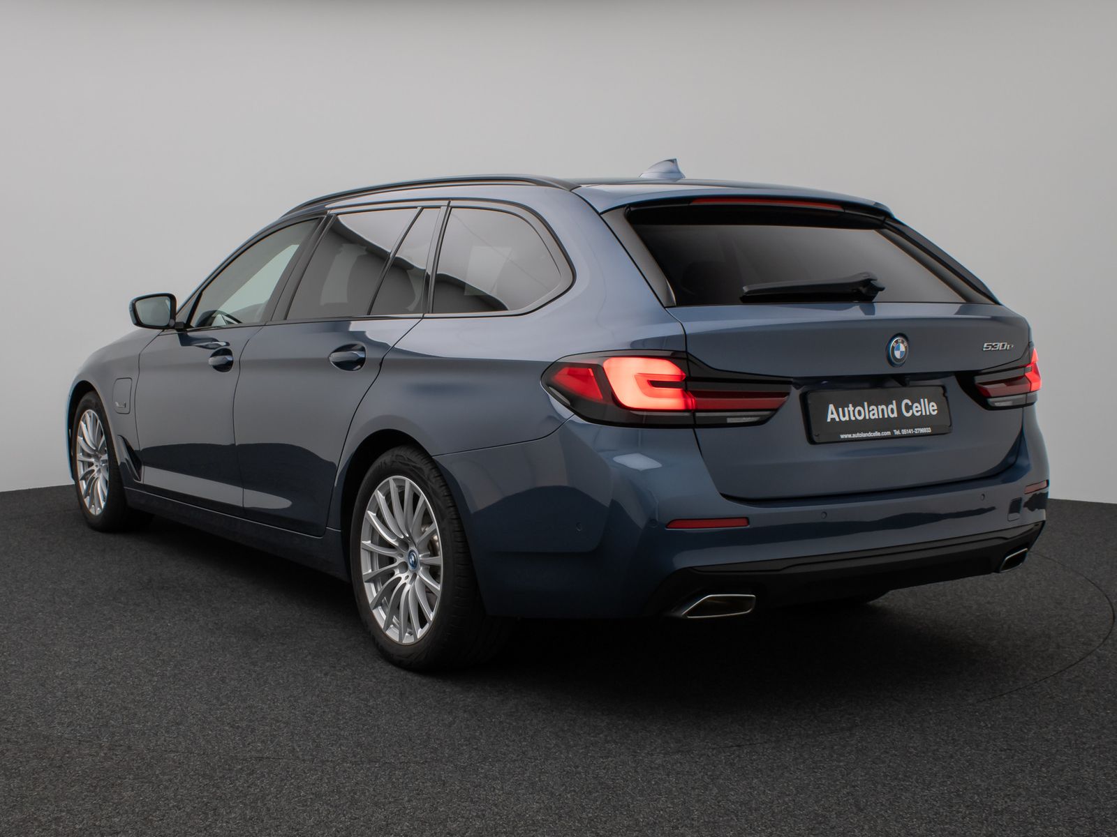 Fahrzeugabbildung BMW 530e Panorama Kamera HUD DAB HiFi Alarm Sport