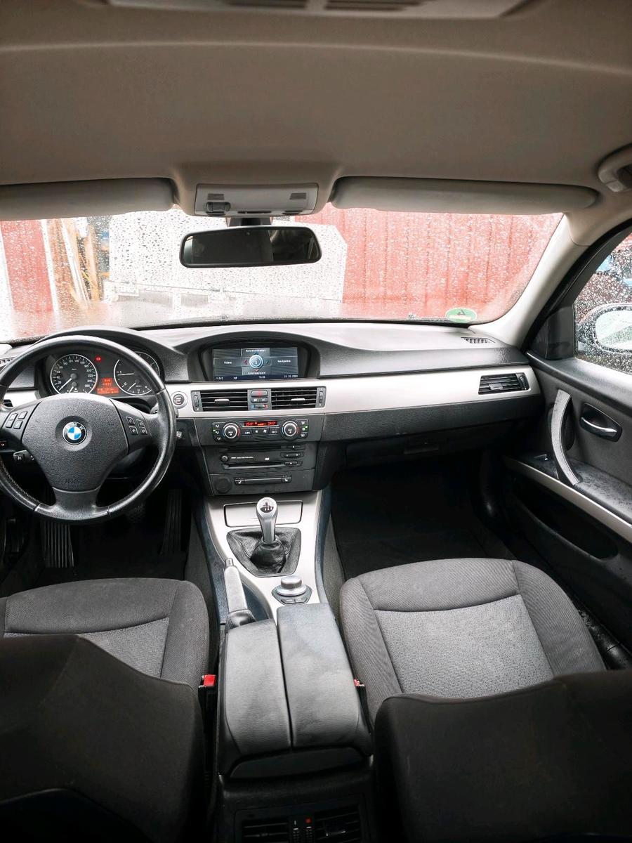 BMW 320 2007 — rear view