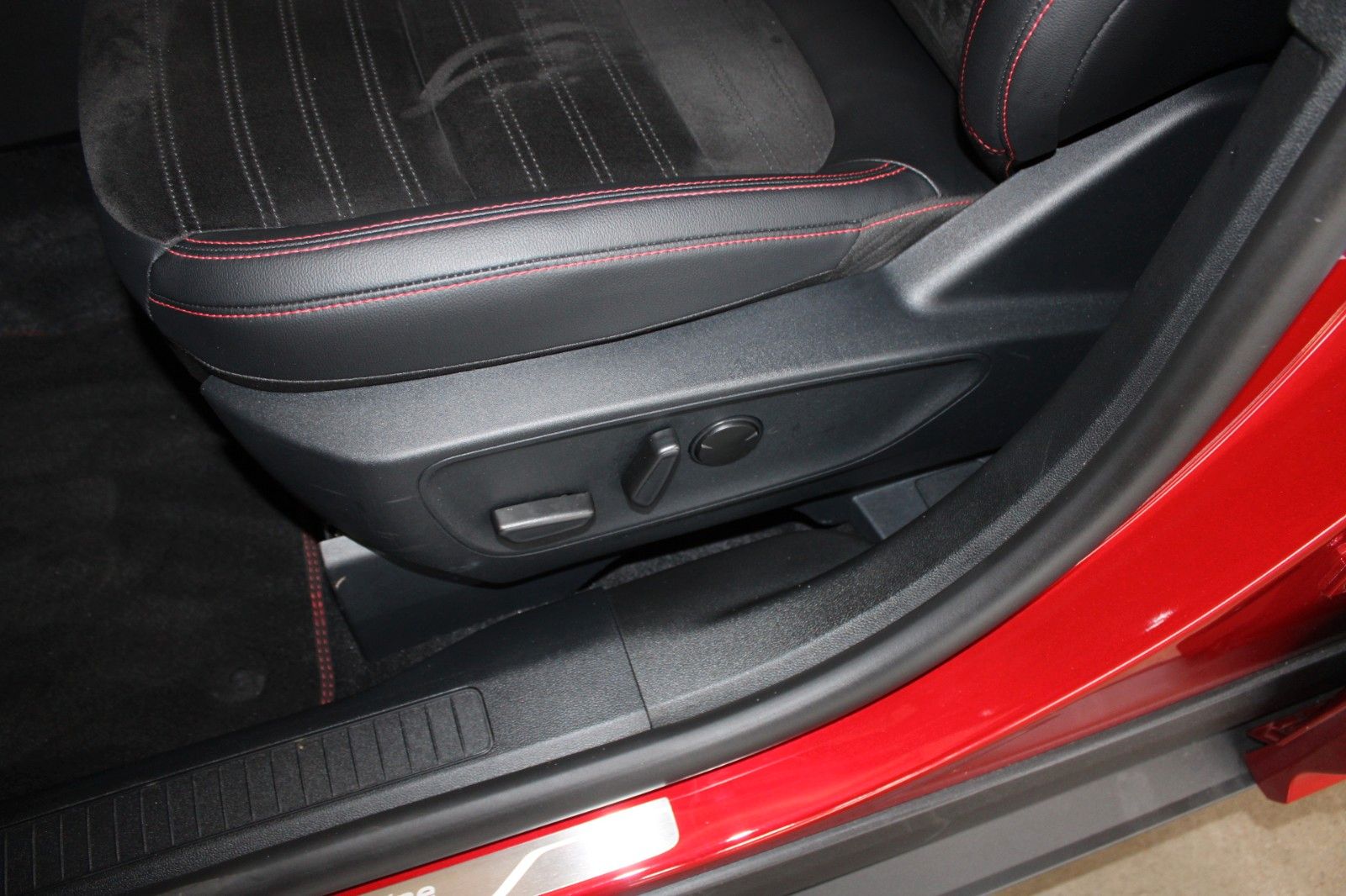 Fahrzeugabbildung Ford Kuga ST-Line X LED AHK B&O HUD ACC WinterPaket