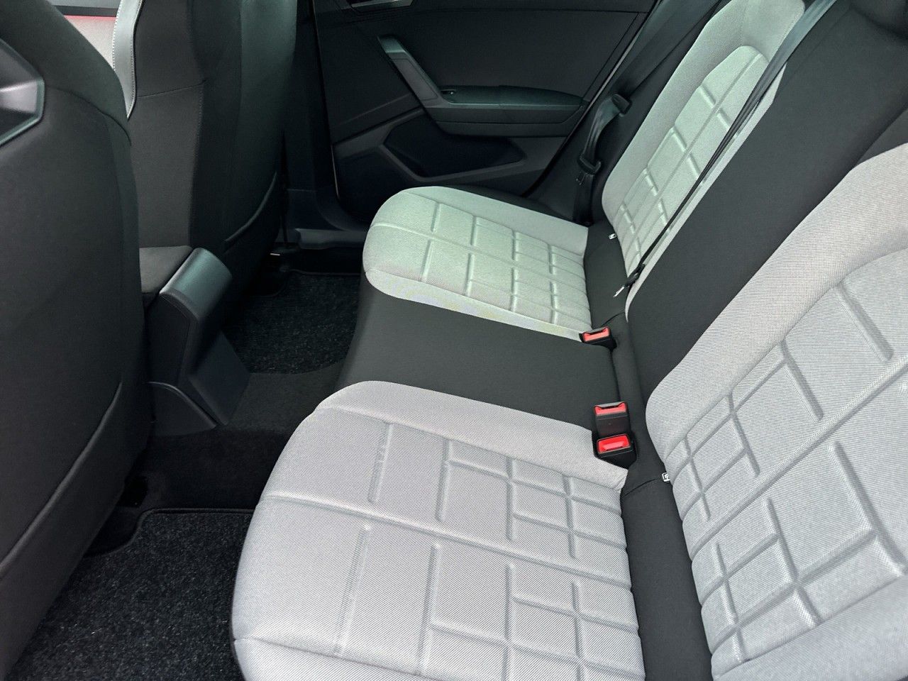 Fahrzeugabbildung SEAT Arona FR Black Edition 1.0 TSI 116 PS 7-Gang-DSG - mit KI generiert/bearbeitet