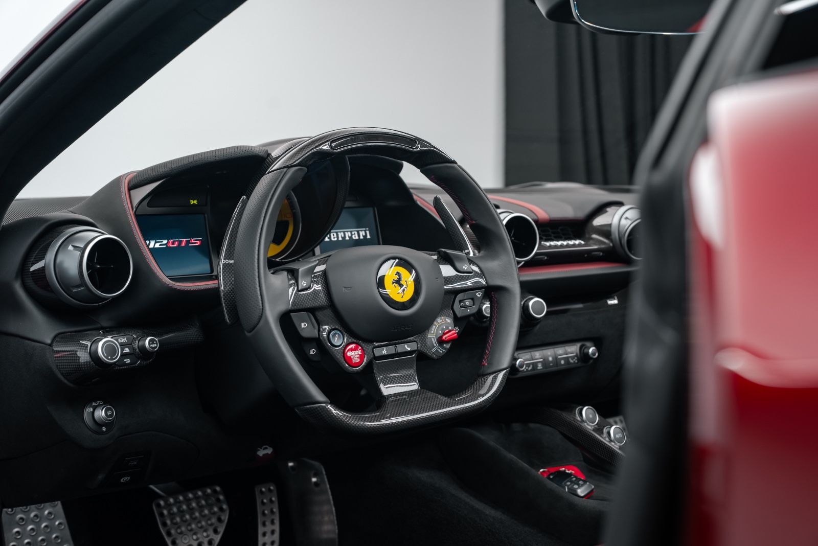 Fahrzeugabbildung Ferrari 812 GTS LIFT/SURROUND/CARBON/HISTORICAL COLOUR
