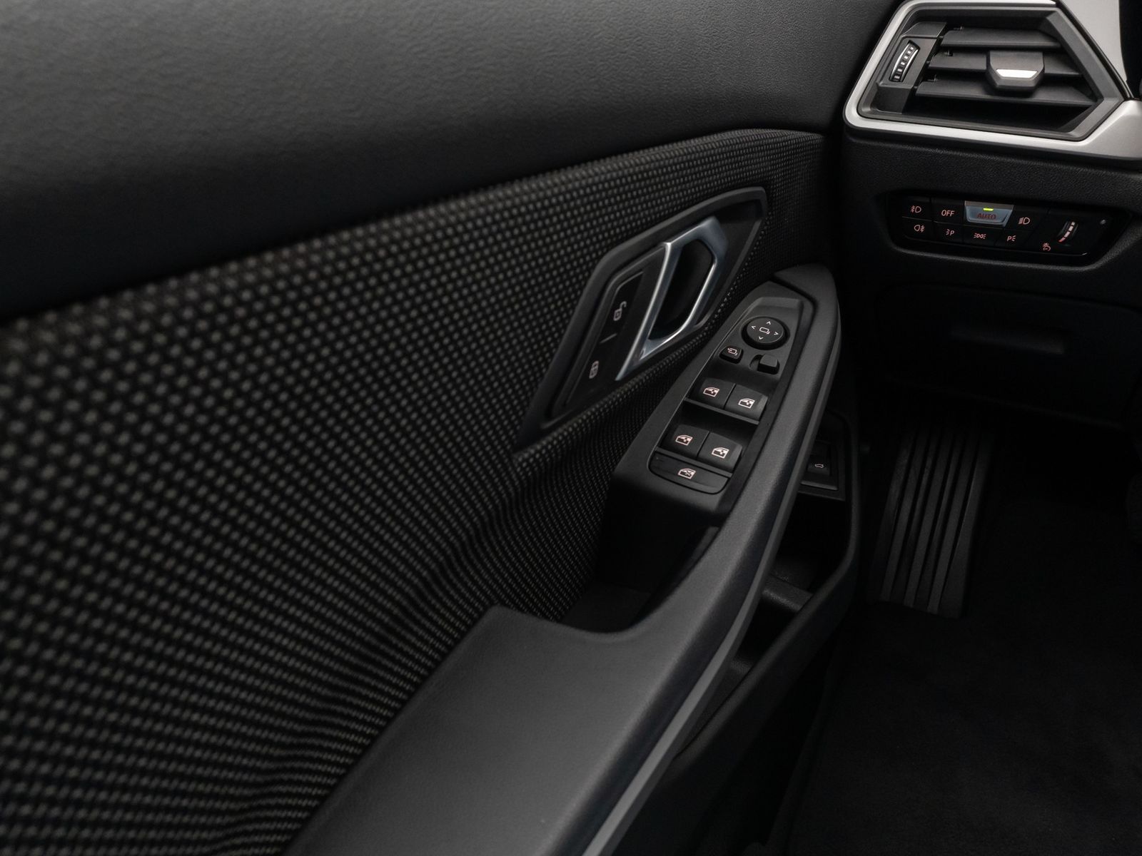 Fahrzeugabbildung BMW 330i HUD DAB CockPitPro DrivAssist PDC LED Alarm