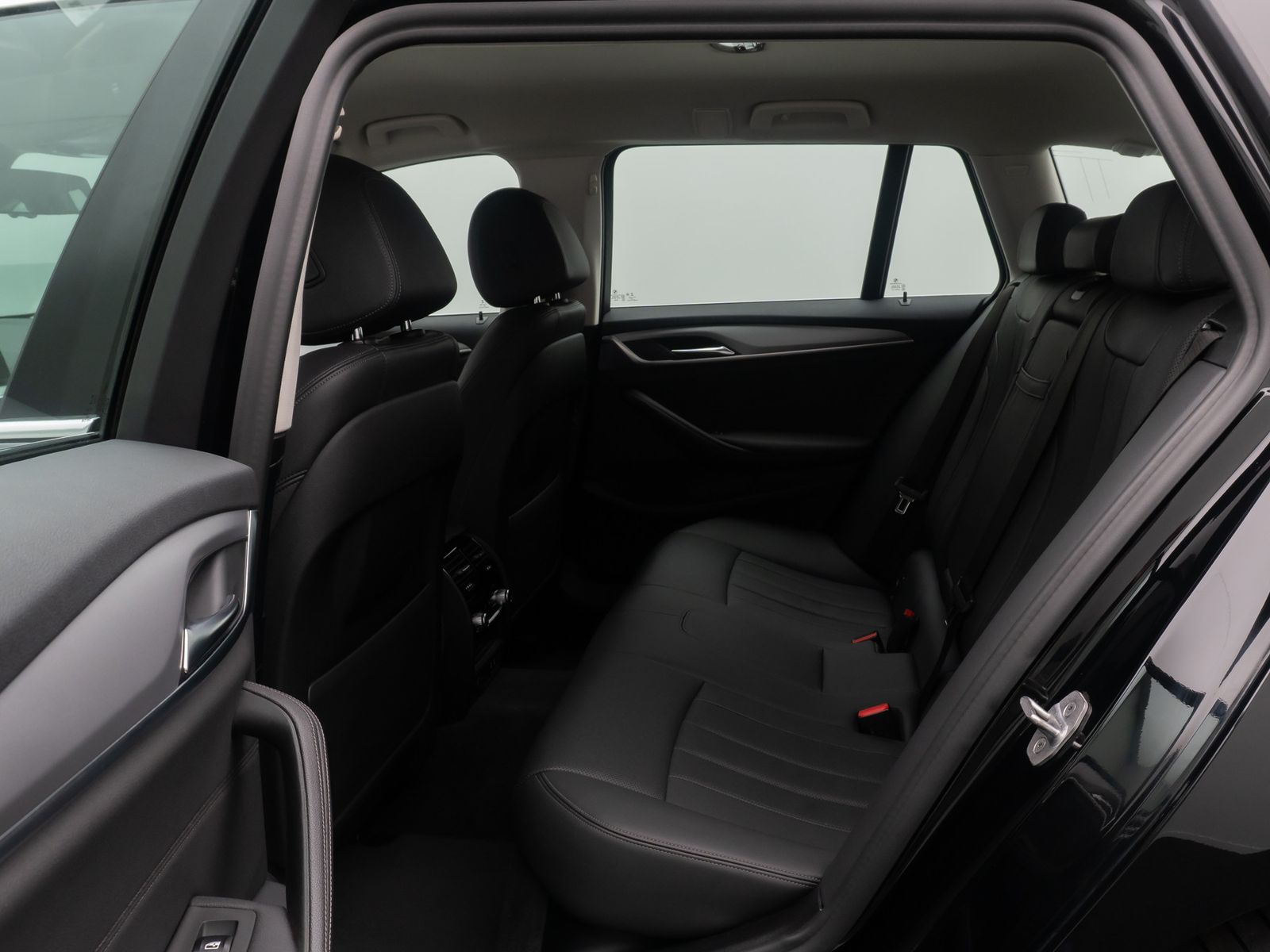 Fahrzeugabbildung BMW 520d DriveAssist AHK 4xKlima Alarm DAB Kamera