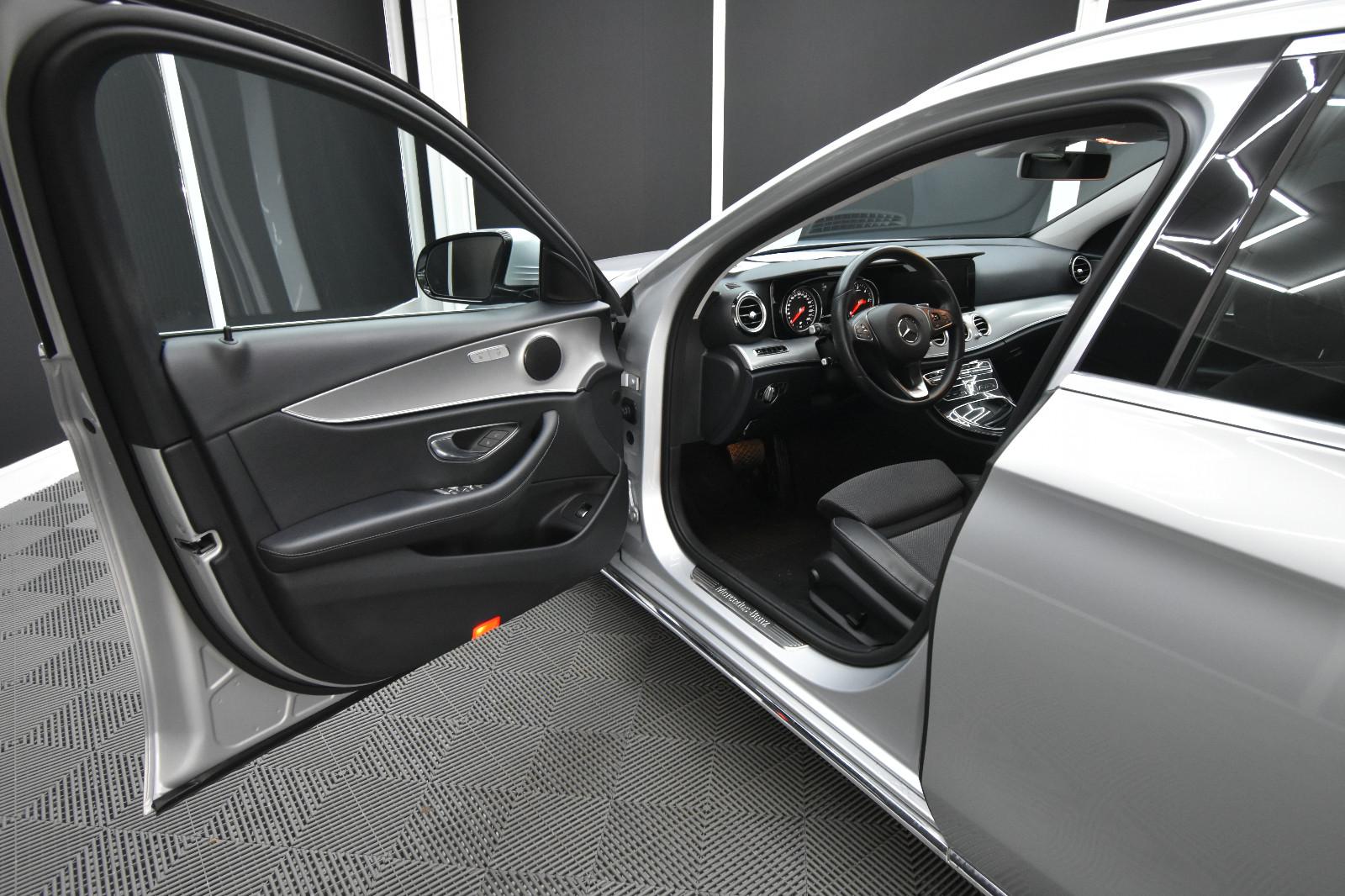 Mercedes-Benz E 220  SHZ AHK RFK LED Ambiente.