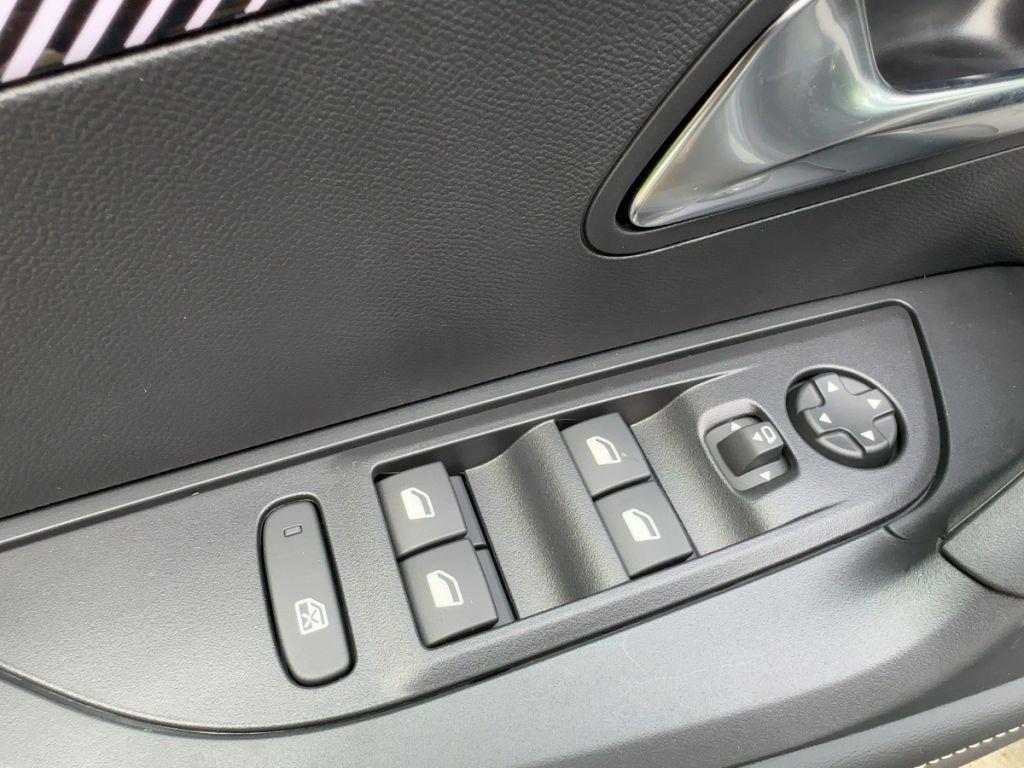 Peugeot 2008 Hybrid 145 e-DSC Allure, Navi, 360° Kamera