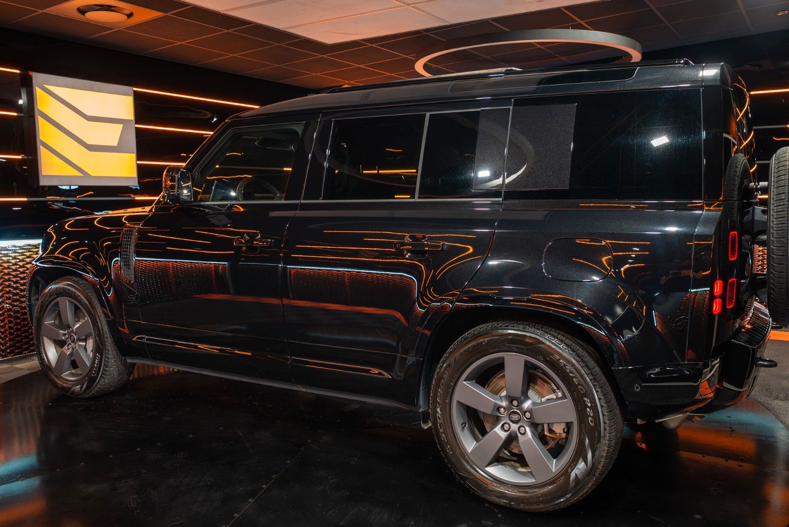 Land Rover Defender 110 P300e X-Dynamic SE imagem 3