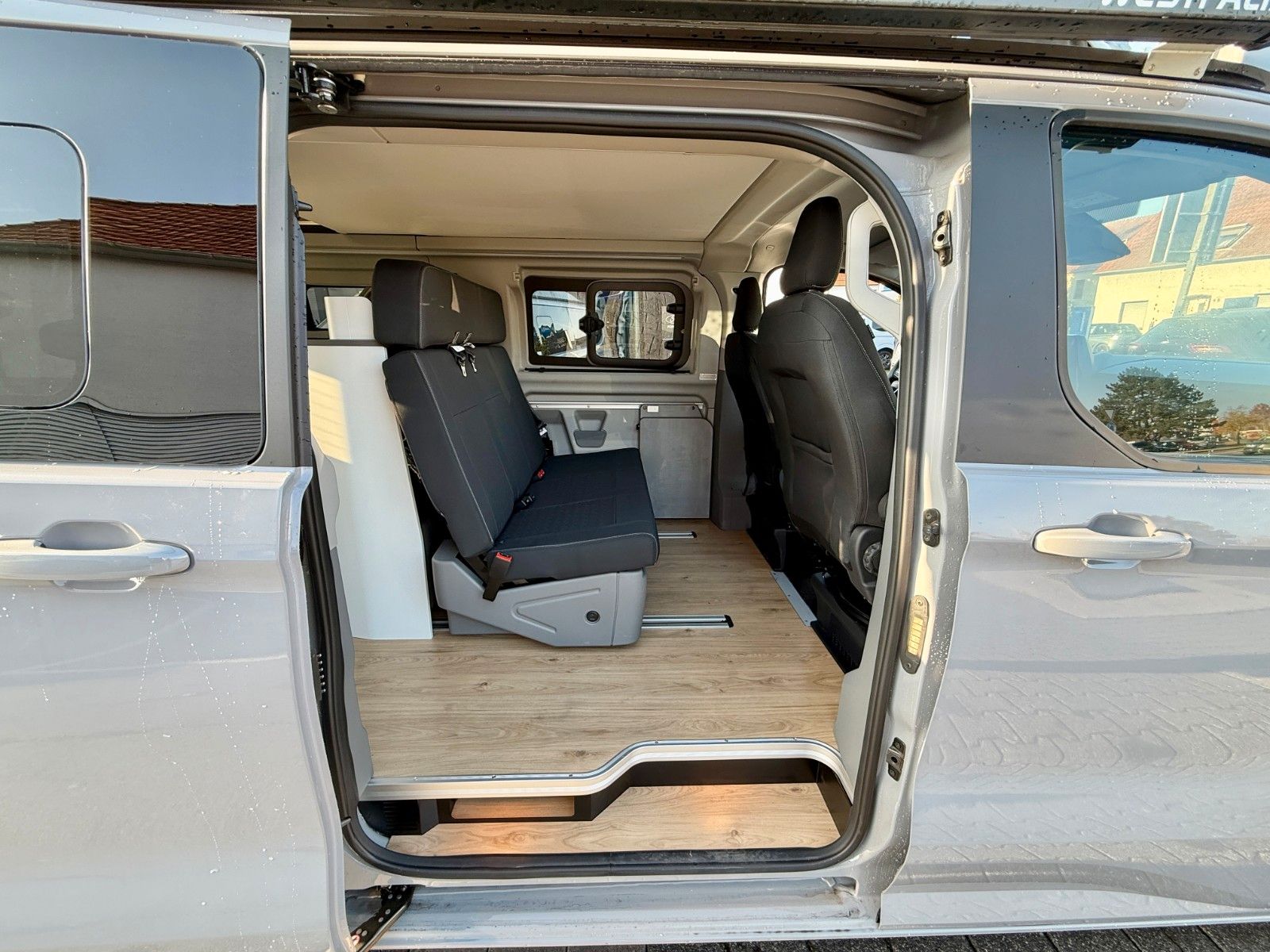 Vehicle image: Ford Nugget L1 Titanium | New Model V710