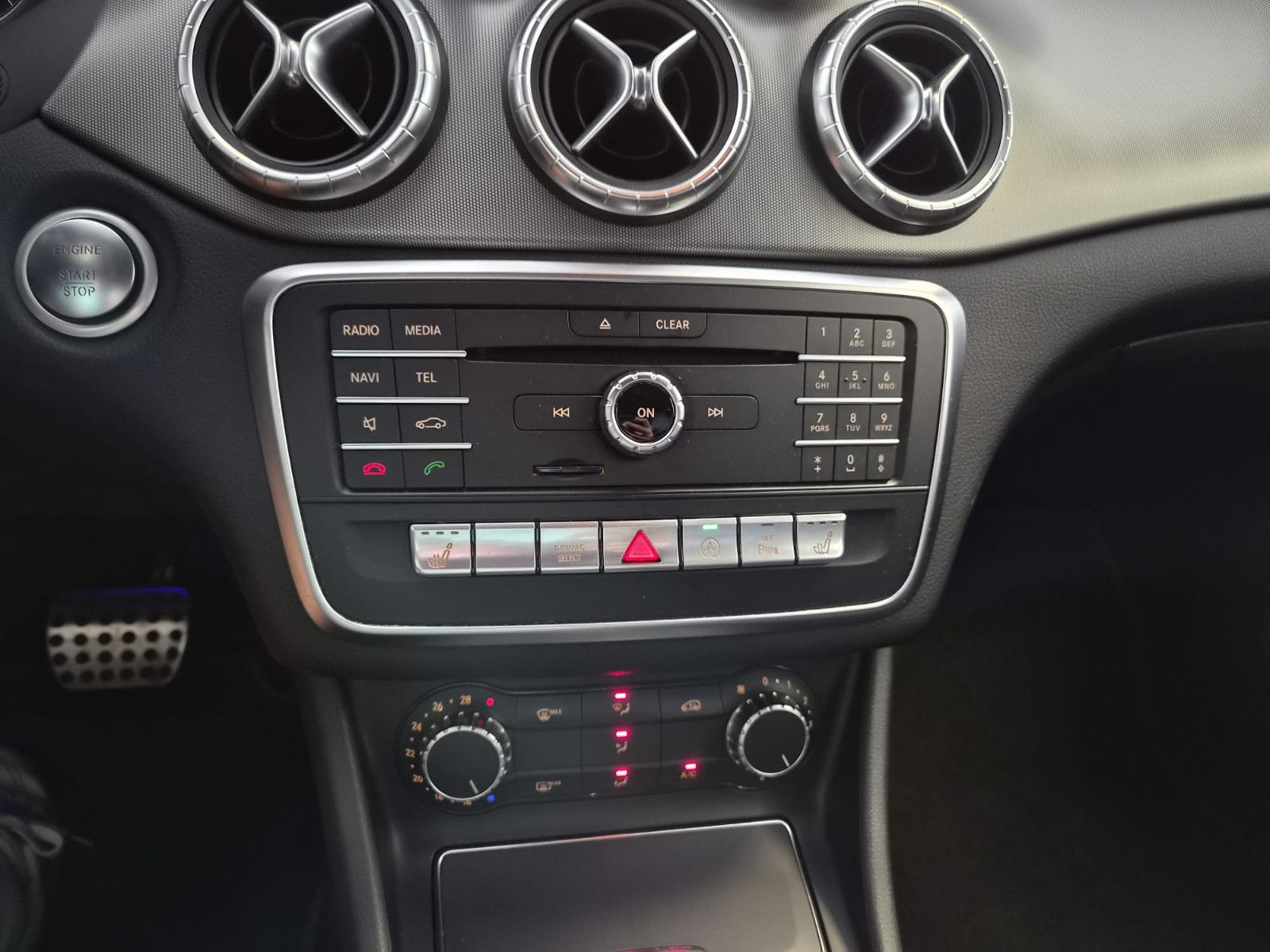 Fahrzeugabbildung Mercedes-Benz CLA 200 / Automatik / LED / AMG / GEPFLEGT