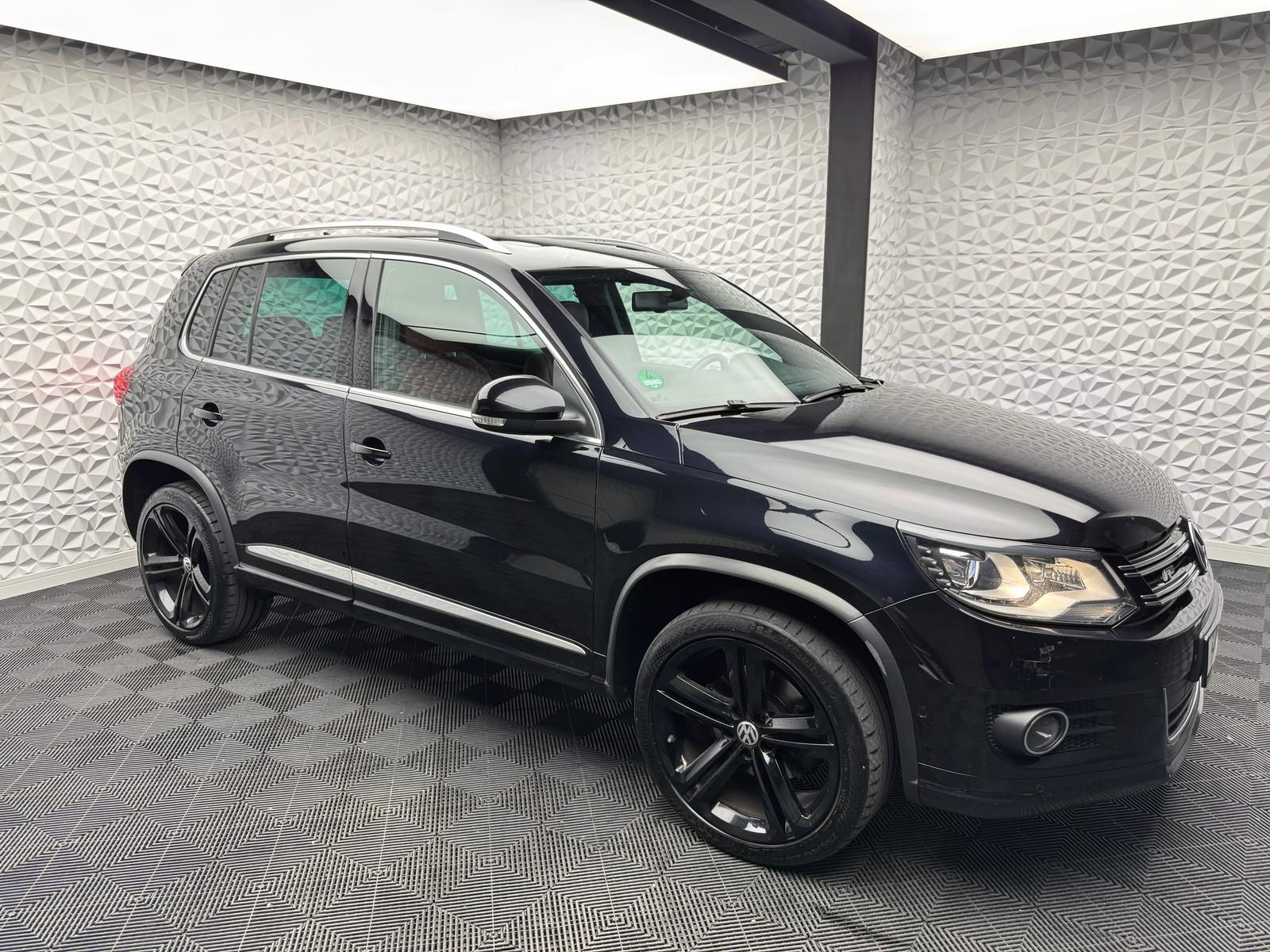 Fahrzeugabbildung Volkswagen TIGUAN 2.0 TDI R-LINE/4MOTION/STHZ/AHK/PANO/DYNA