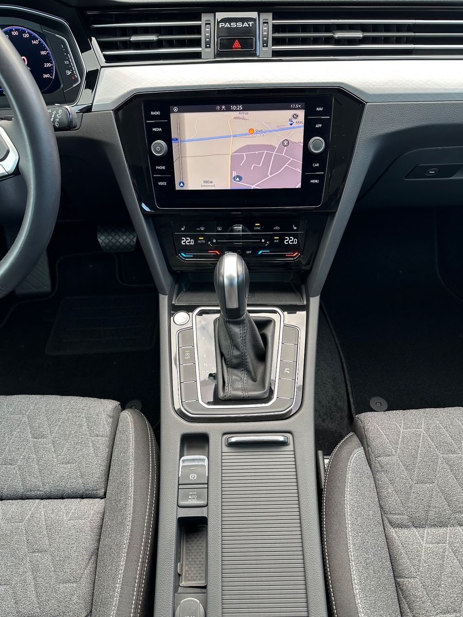 Fahrzeugabbildung Volkswagen Passat Variant 2.0 TDI DSG Business NAV+LED+ACC