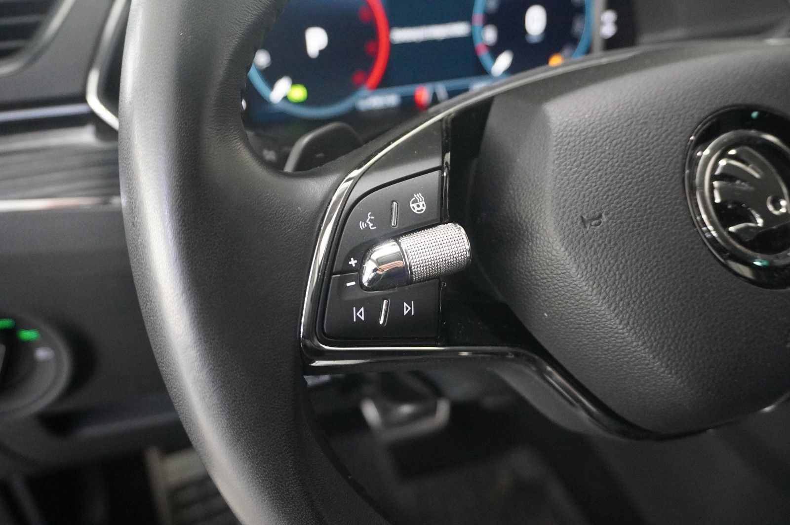 Fahrzeugabbildung SKODA Superb Combi 2.0D PREMIUM 4X4 NAVI/LED/360°/AHK