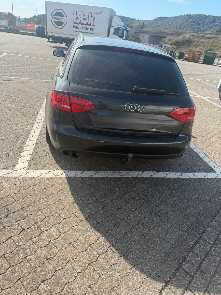 Audi A4 2010 — салон
