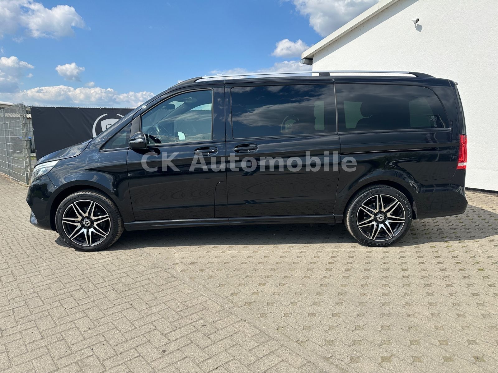 Fahrzeugabbildung Mercedes-Benz V 300d 4 Matic AVANTGARDE AMG-Line/6 Sitze/Pano