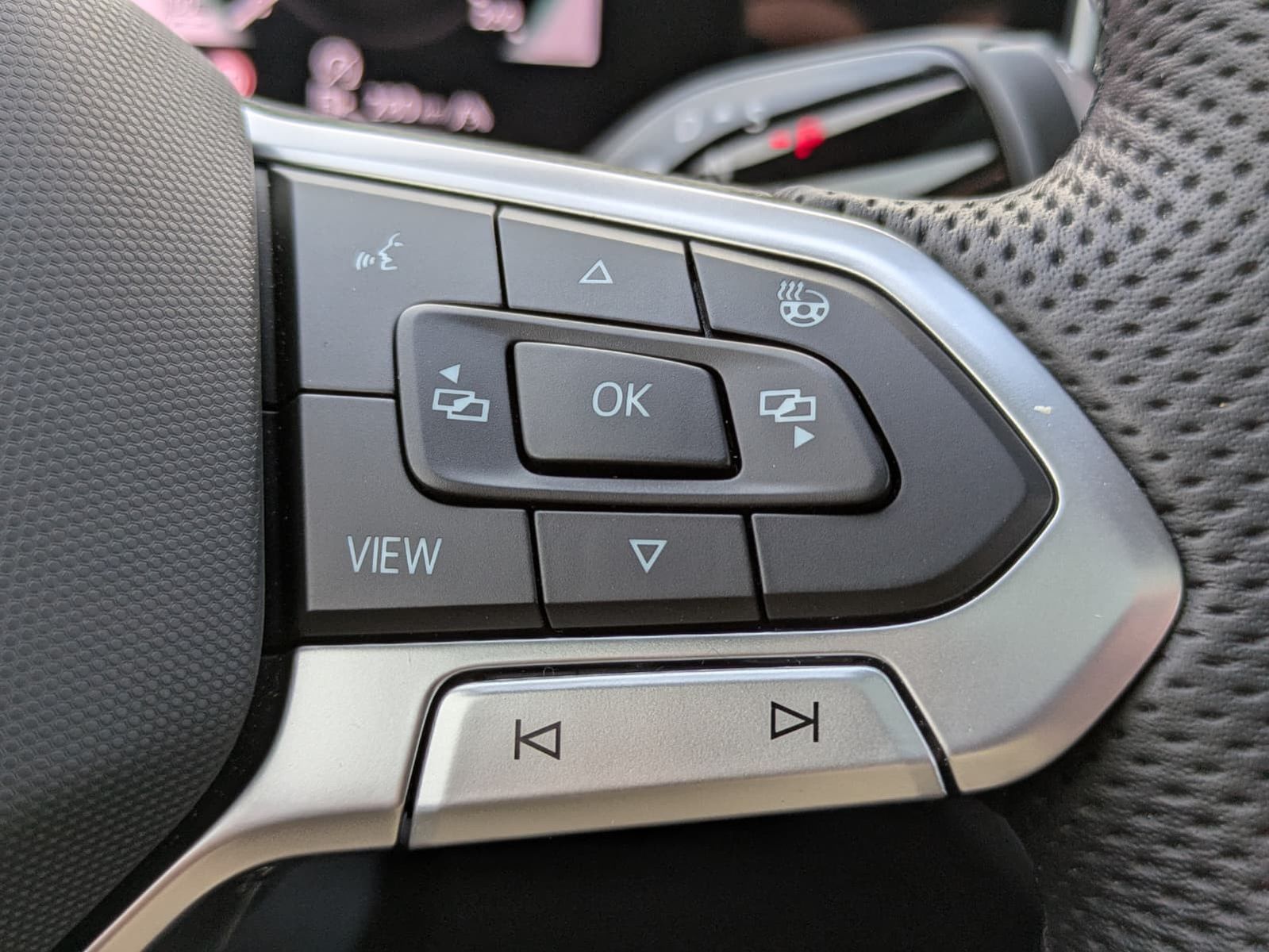 Fahrzeugabbildung Volkswagen Tiguan 2.0 TDI 4M R-Line PANO*H&K*AHK*MATRIX*20"