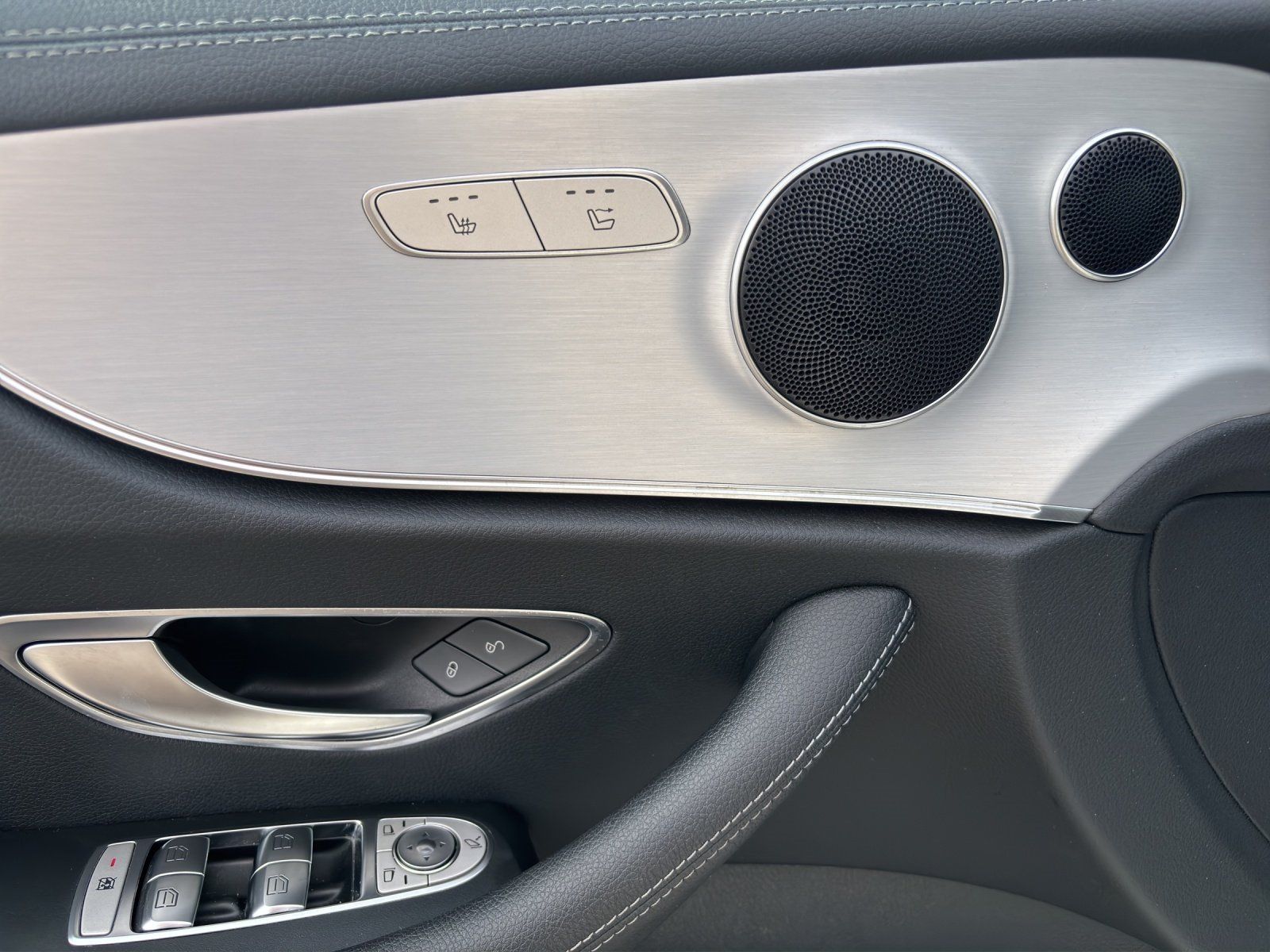 Fahrzeugabbildung Mercedes-Benz E200 Cab AMG HughEndMBUX Business AIRSCARF Totwi