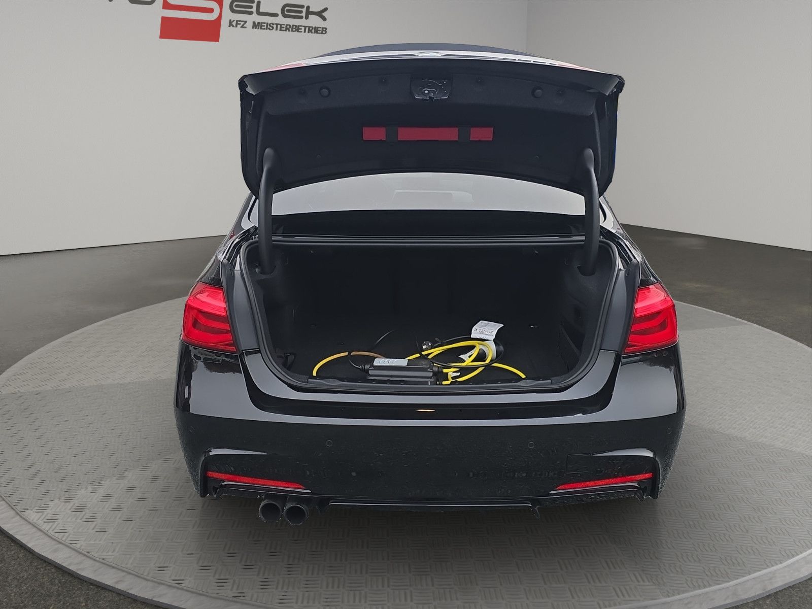 Fahrzeugabbildung BMW 330 e iPerformance M-Sportpaket +LED+ALCANTARA