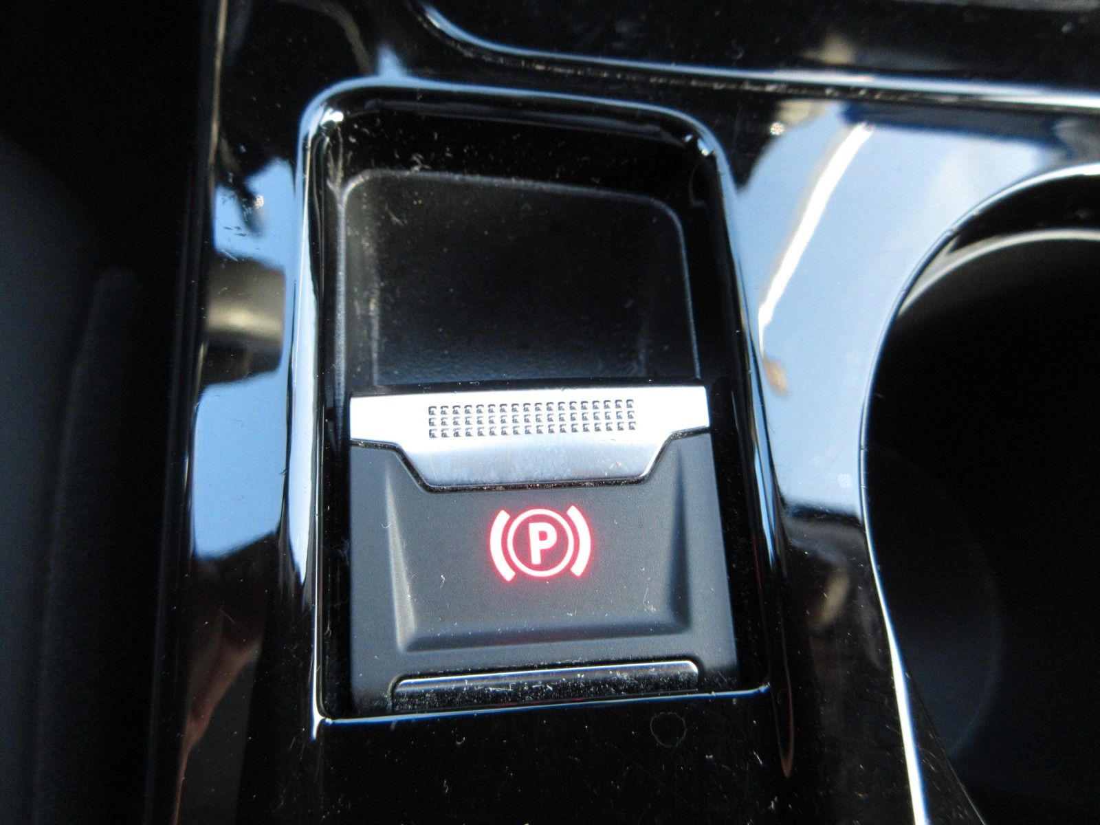 Fahrzeugabbildung Peugeot 2008 Allure 1.2T LED/NAVI/PDC/R´CAM/ALU