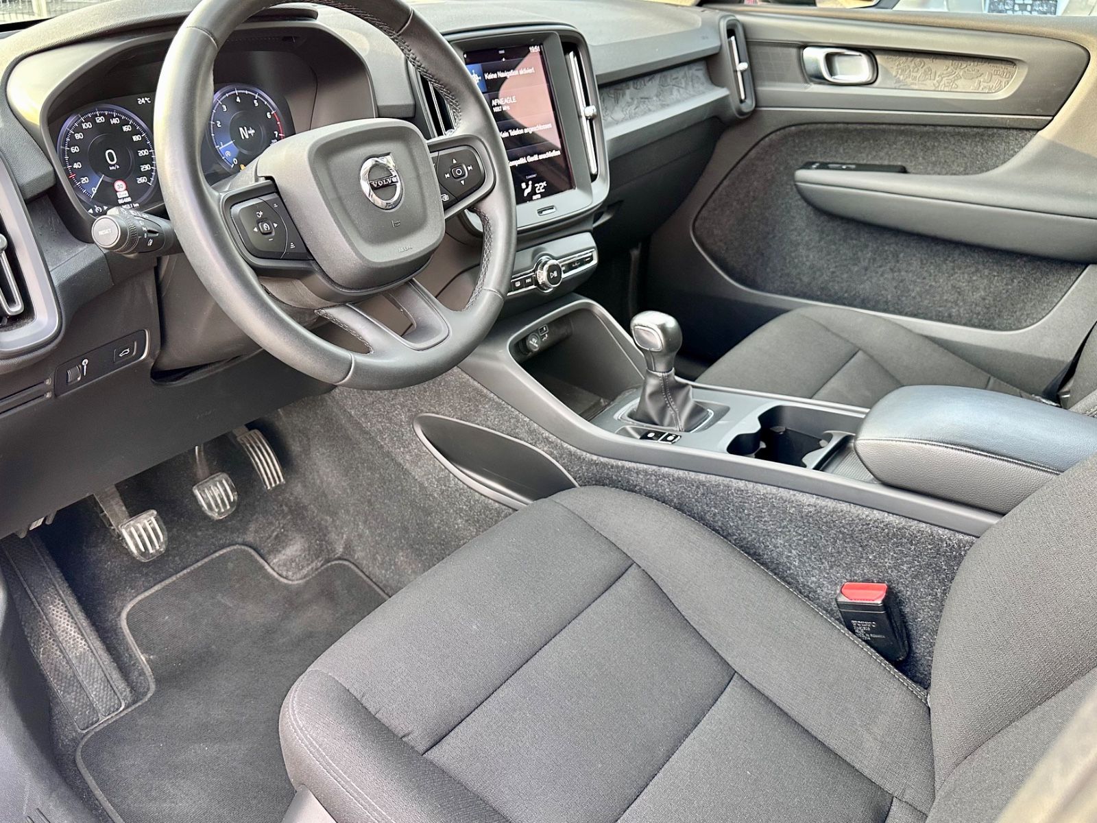 Fahrzeugabbildung Volvo XC40 MOMENTUM CORE 2WD*LED+1.HAND*