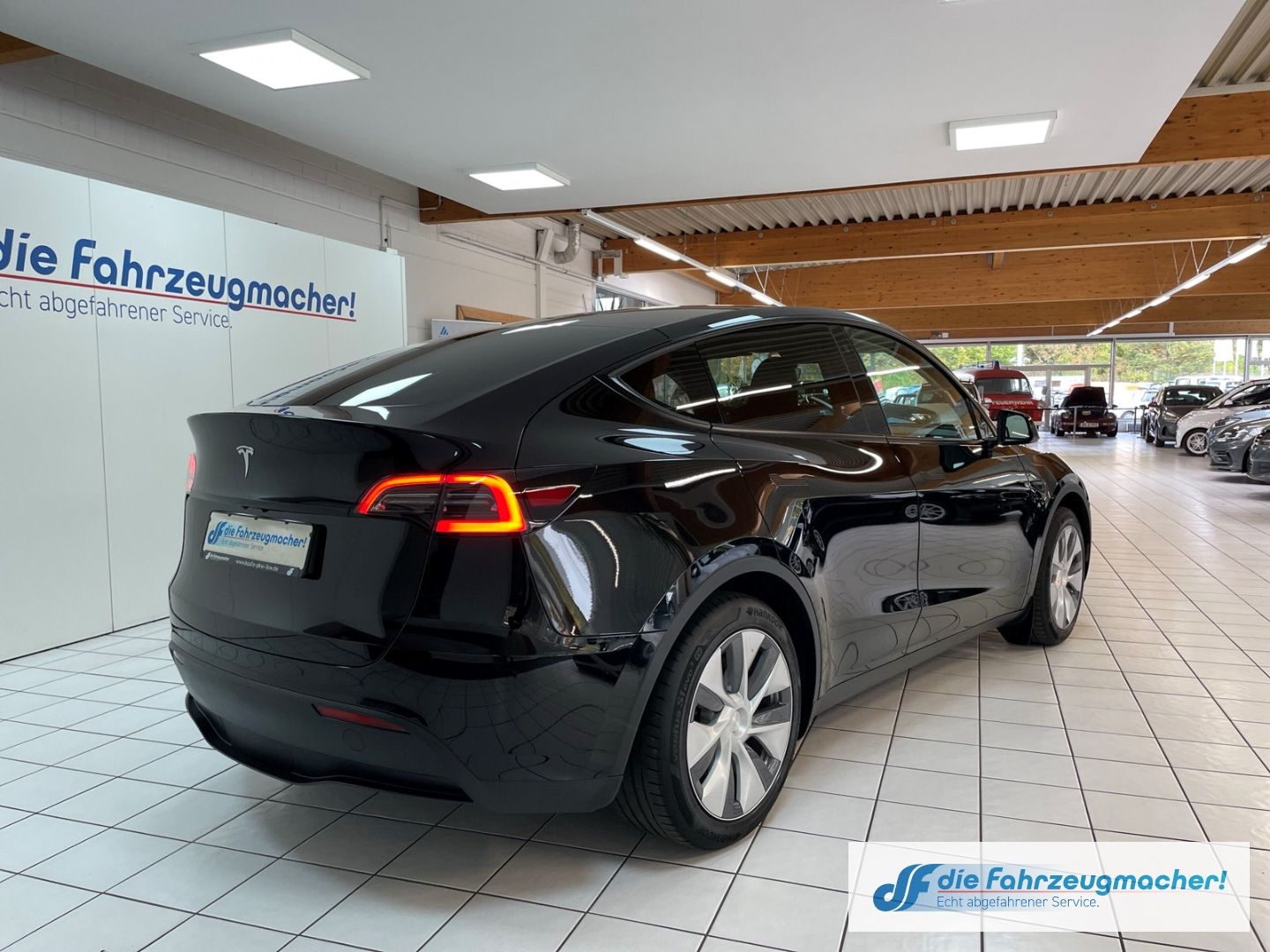 Fahrzeugabbildung Tesla Model Y Basis RWD Panorama Navi Soundsystem LED