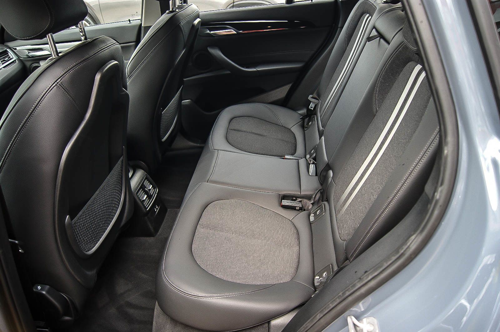 Fahrzeugabbildung BMW X1 xDrive 25e Advantage STORM BAY INDIVIDUAL LED