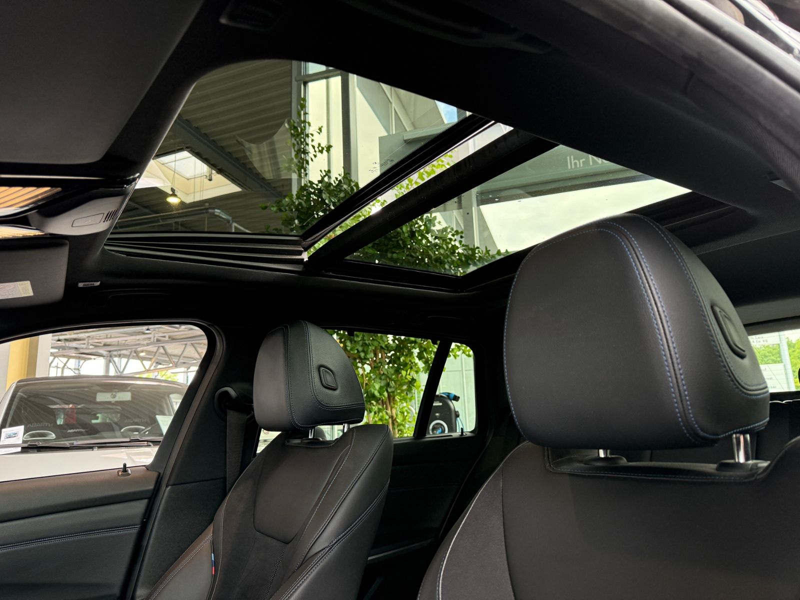 Fahrzeugabbildung BMW 320d xDrive M Sport PANO KAM LED