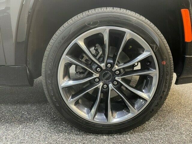 Fahrzeugabbildung Jeep WAGONEER SERIES III 5.7L-V8 ETORQUE-LUFTFEDERUNG