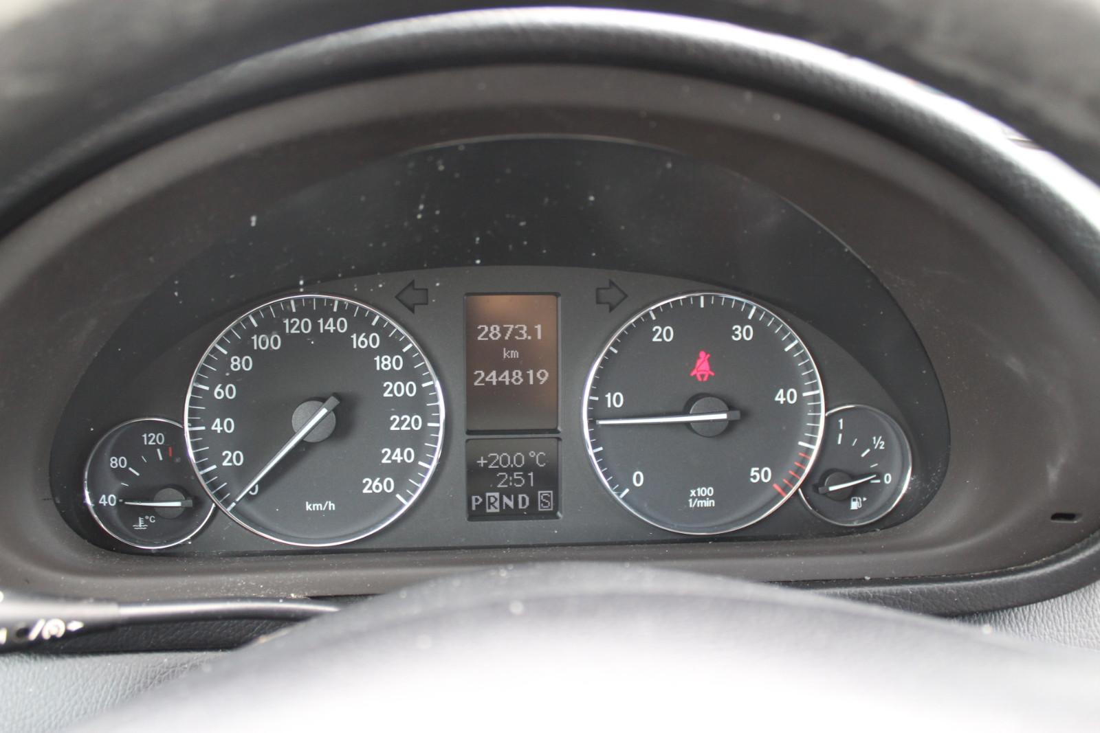 Mercedes-Benz C220 2006 — photo 18