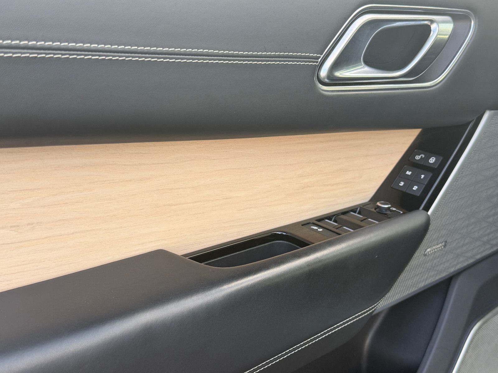 Fahrzeugabbildung Land Rover Range Rover Velar SE/PANO/KAMERA/MERIDIAN/MASSAG